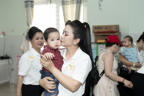 Trang phục giản dị khi làm từ thiện của hoa hậu Nhân ái Hằng Nguyễn Trang phục giản dị khi làm từ thiện của hoa hậu Nhân ái Hằng Nguyễn