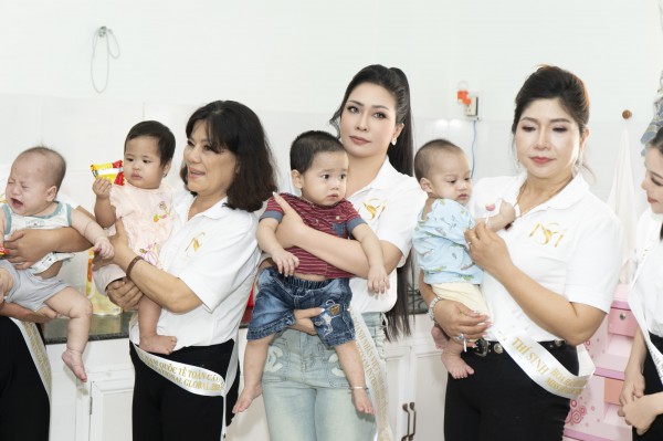 Trang phục giản dị khi làm từ thiện của hoa hậu Nhân ái Hằng Nguyễn Trang phục giản dị khi làm từ thiện của hoa hậu Nhân ái Hằng Nguyễn