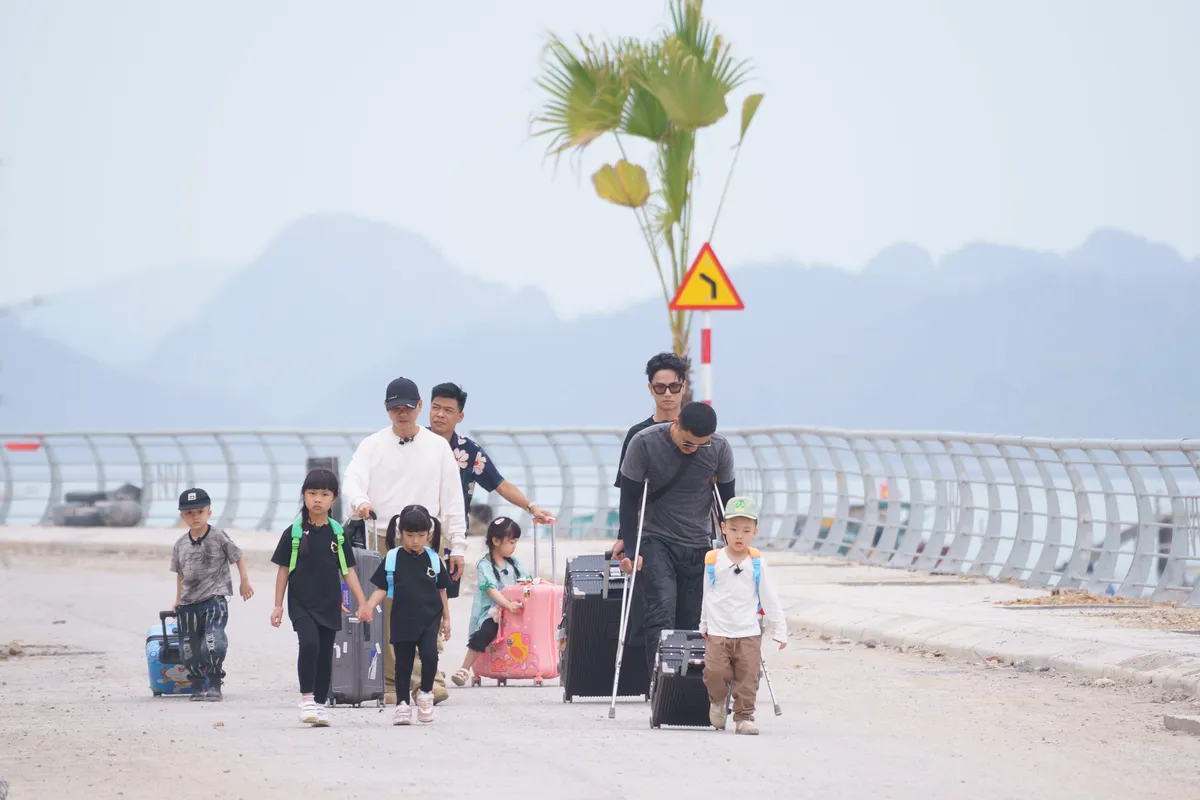 Duy Hưng chống nạng vẫn tham gia Bố ơi mình đi đâu thế? - Ảnh 1. Duy Hưng chống nạng vẫn tham gia Bố ơi mình đi đâu thế? - Ảnh 1.