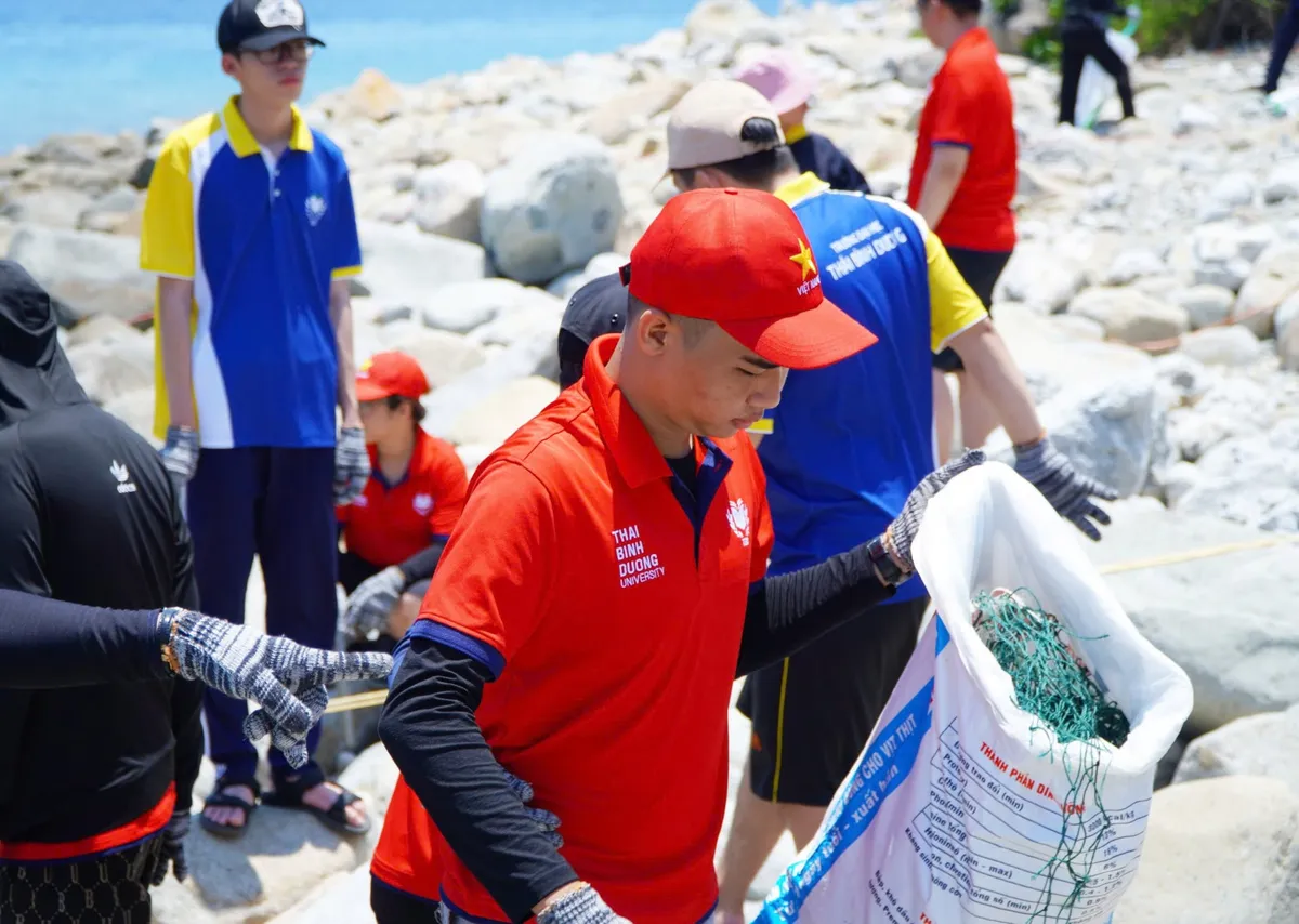 Nha Trang: Tuổi trẻ xung kích vì Vịnh biển xanh – Thả cá, nhặt rác, lan tỏa ý thức - Ảnh 5. Nha Trang: Tuổi trẻ xung kích vì Vịnh biển xanh – Thả cá, nhặt rác, lan tỏa ý thức - Ảnh 5.