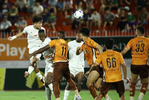 CLB Bình Định bất ngờ thắng HAGL: Nửa số đội V-League 'mất ăn mất ngủ' vì...