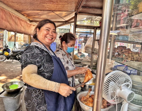 Lunch Lady, bà chủ quán Việt nổi tiếng thế giới đột tử ở Canada Lunch Lady, bà chủ quán Việt nổi tiếng thế giới đột tử ở Canada