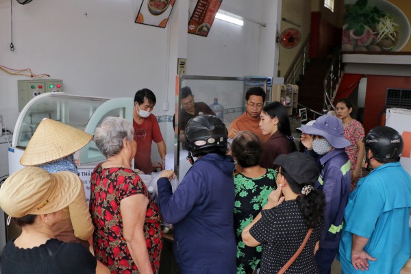 Nhận cơm chay miễn phí ở TP.HCM dịp lễ Phật đản: 'Thấy ấm lòng lắm' Nhận cơm chay miễn phí ở TP.HCM dịp lễ Phật đản: 'Thấy ấm lòng lắm'