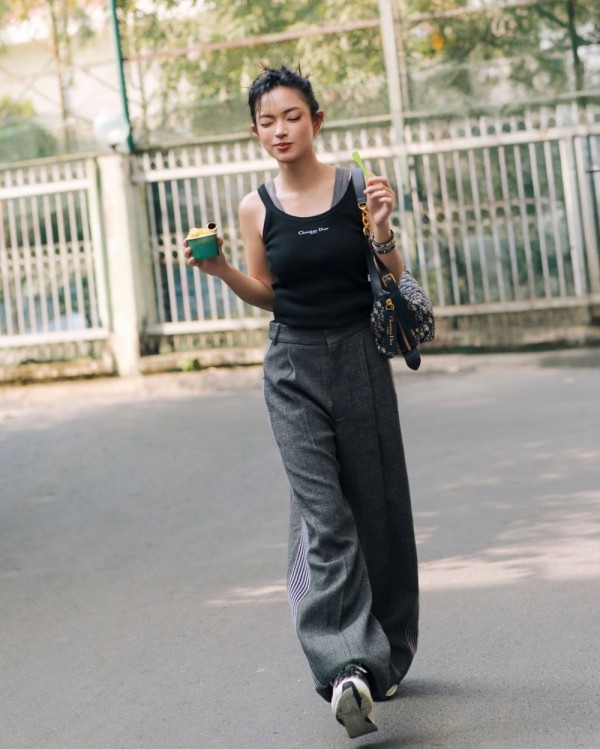 Những lối phối áo tank top trẻ trung, năng động cho chị em vào ngày hè Những lối phối áo tank top trẻ trung, năng động cho chị em vào ngày hè