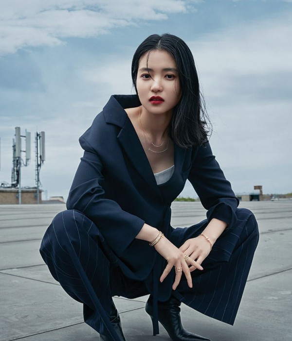 Ở tuổi U40, làn da Kim Tae Ri chỉ dưỡng tối giản nhưng vẫn căng mịn