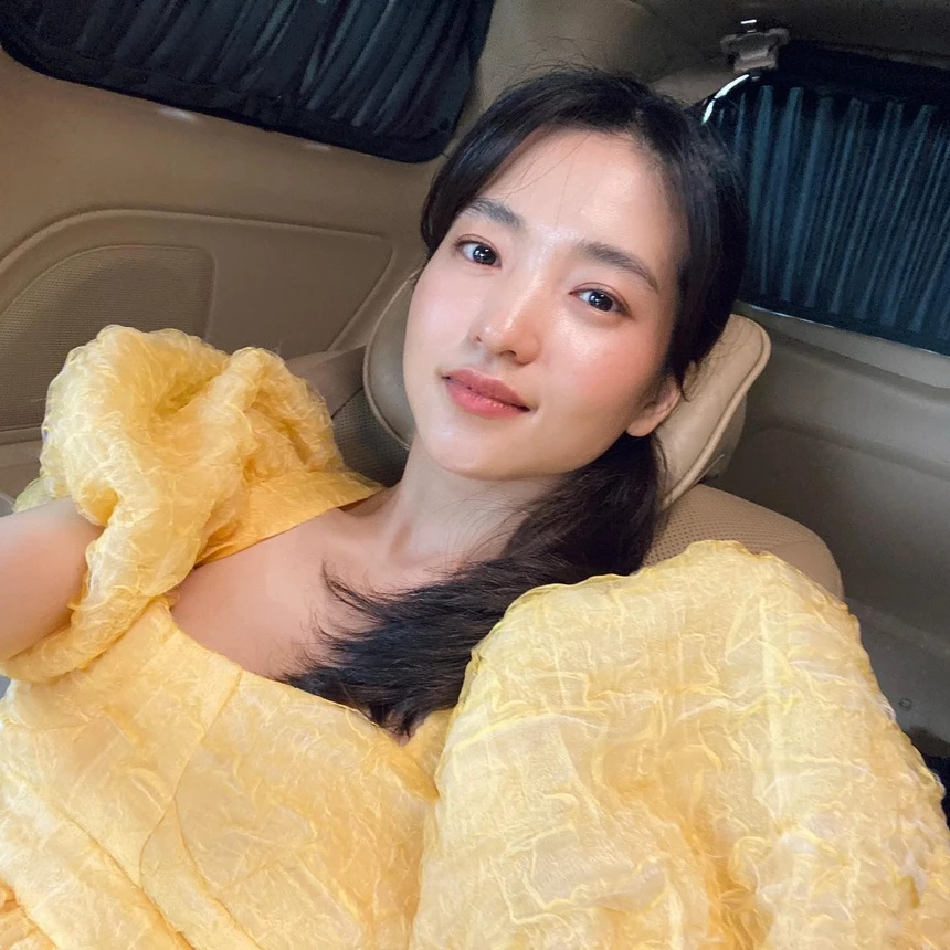 Ở tuổi U40, làn da Kim Tae Ri chỉ dưỡng tối giản nhưng vẫn căng mịn
