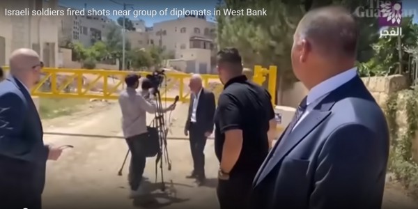 Quân đội Israel 'bắn cảnh cáo' vào 25 nhà ngoại giao thăm Bờ Tây Quân đội Israel 'bắn cảnh cáo' vào 25 nhà ngoại giao thăm Bờ Tây