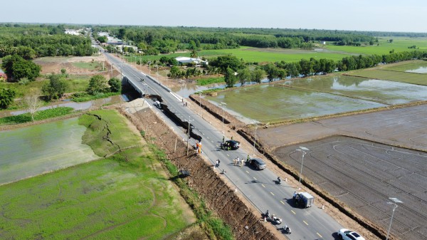 Tây Ninh: Cầu vừa khánh thành hơn 2 tuần đã sụt lún khiến ô tô, xe máy rơi xuống hố Tây Ninh: Cầu vừa khánh thành hơn 2 tuần đã sụt lún khiến ô tô, xe máy rơi xuống hố