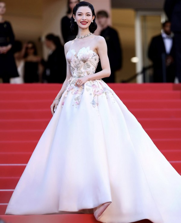 Thiết kế giúp Chung Sở Hi toả sáng tại thảm đỏ LHP Cannes ngày 3