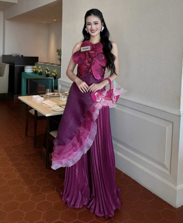 Thời trang đa sắc màu của hoa hậu Ý Nhi tại Thời trang đa sắc màu của hoa hậu Ý Nhi tại