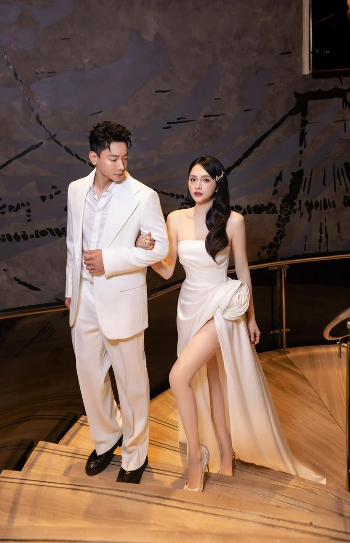 Trang phục đồng điệu của Hương Giang và Phú Cường khi cùng làm đại sứ Trang phục đồng điệu của Hương Giang và Phú Cường khi cùng làm đại sứ