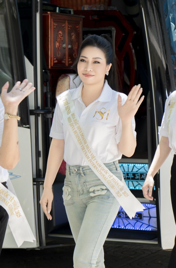 Trang phục giản dị khi làm từ thiện của hoa hậu Nhân ái Hằng Nguyễn Trang phục giản dị khi làm từ thiện của hoa hậu Nhân ái Hằng Nguyễn