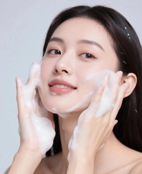 Trộn muối, mật ong vào sữa rửa mặt giúp da láng bóng