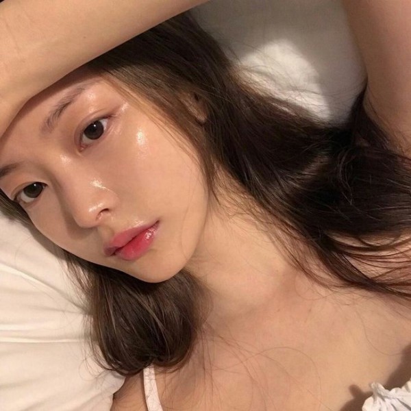 Uống nước ép cần tây để da và tóc giảm tiết dầu mùa hè