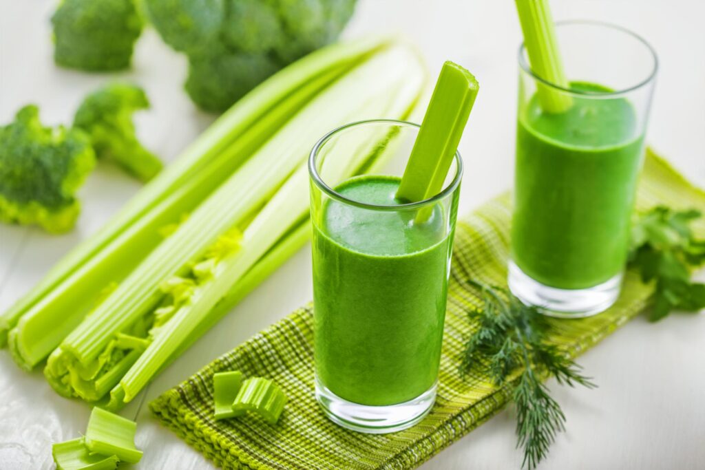 Uống nước ép cần tây để da và tóc giảm tiết dầu mùa hè