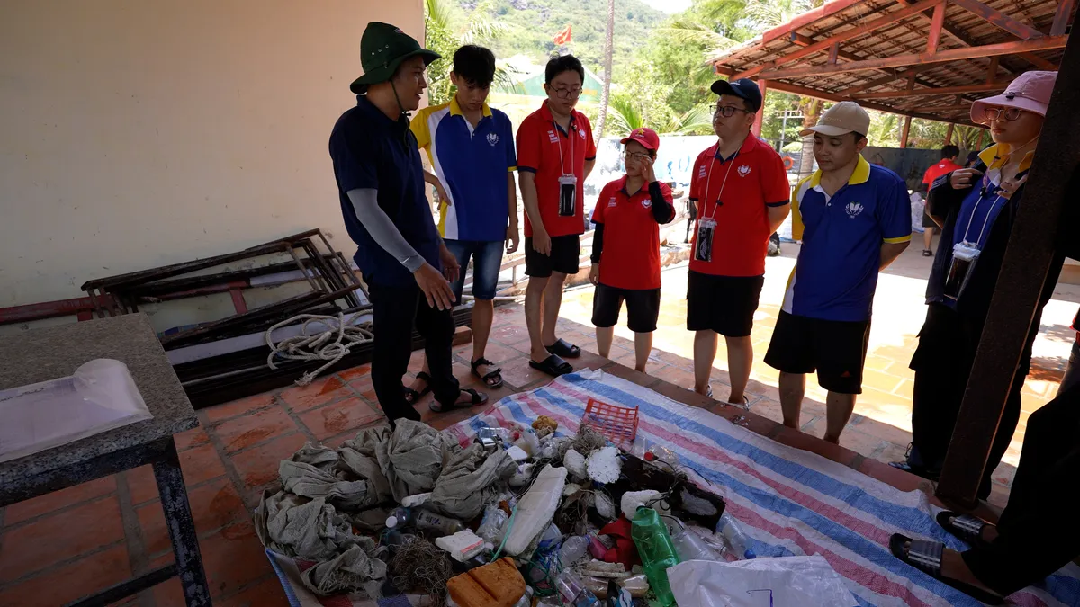 Nha Trang: Tuổi trẻ xung kích vì Vịnh biển xanh – Thả cá, nhặt rác, lan tỏa ý thức - Ảnh 6. Nha Trang: Tuổi trẻ xung kích vì Vịnh biển xanh – Thả cá, nhặt rác, lan tỏa ý thức - Ảnh 6.