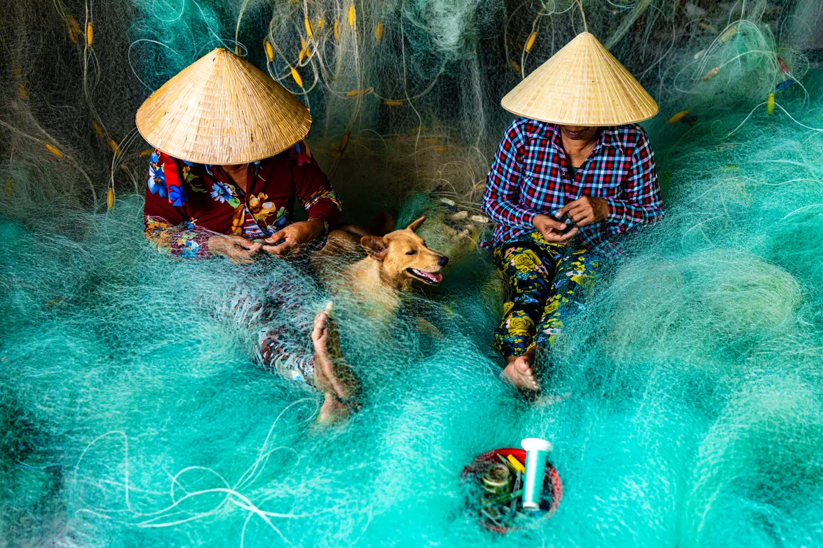 Nhịp sống yên ả nơi làng lưới Cửa Bé - Ảnh 1.