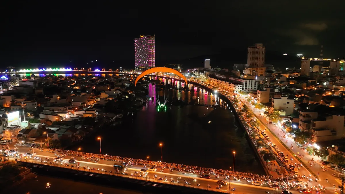Bay dù lượn giữa trời đêm trên vịnh Nha Trang. - Ảnh 4.