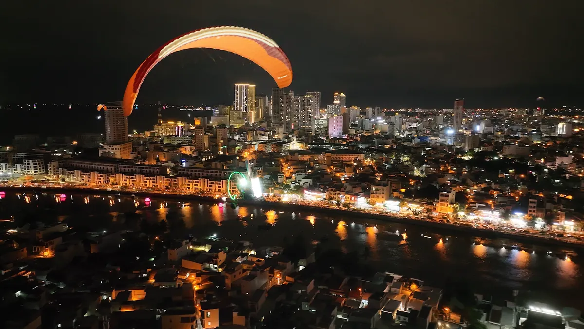 Bay dù lượn giữa trời đêm trên vịnh Nha Trang. - Ảnh 1.