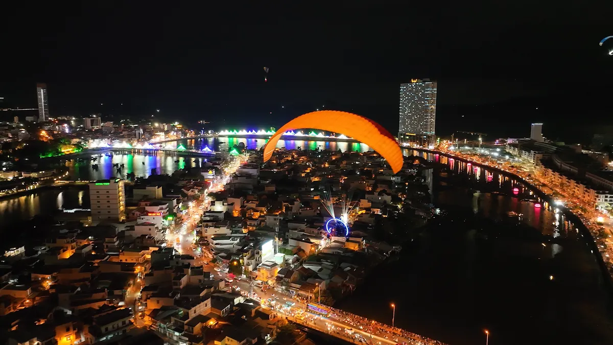 Bay dù lượn giữa trời đêm trên vịnh Nha Trang. - Ảnh 3.