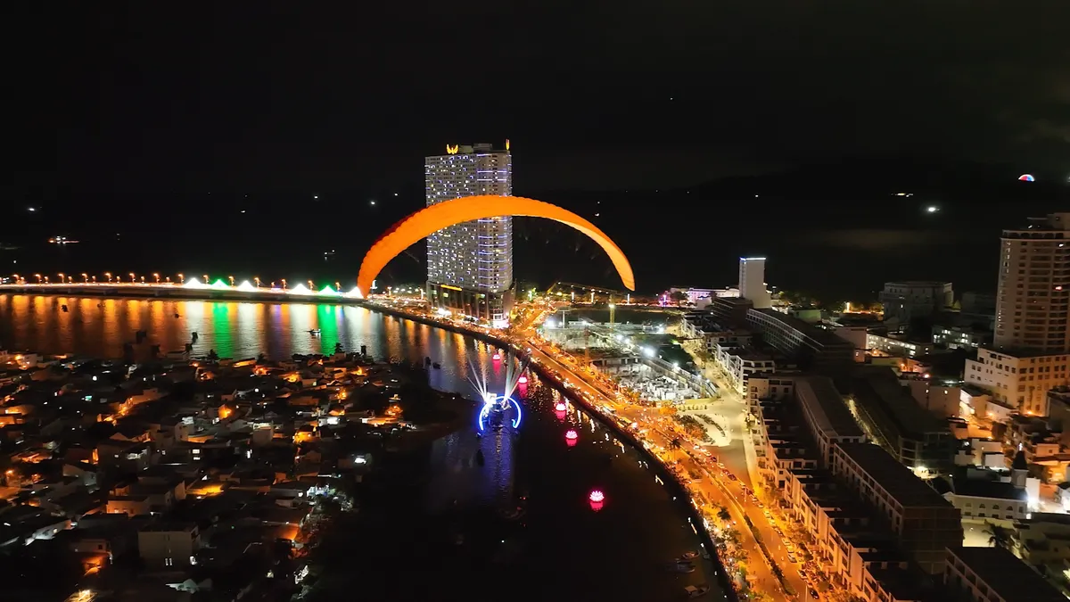Bay dù lượn giữa trời đêm trên vịnh Nha Trang. - Ảnh 2.