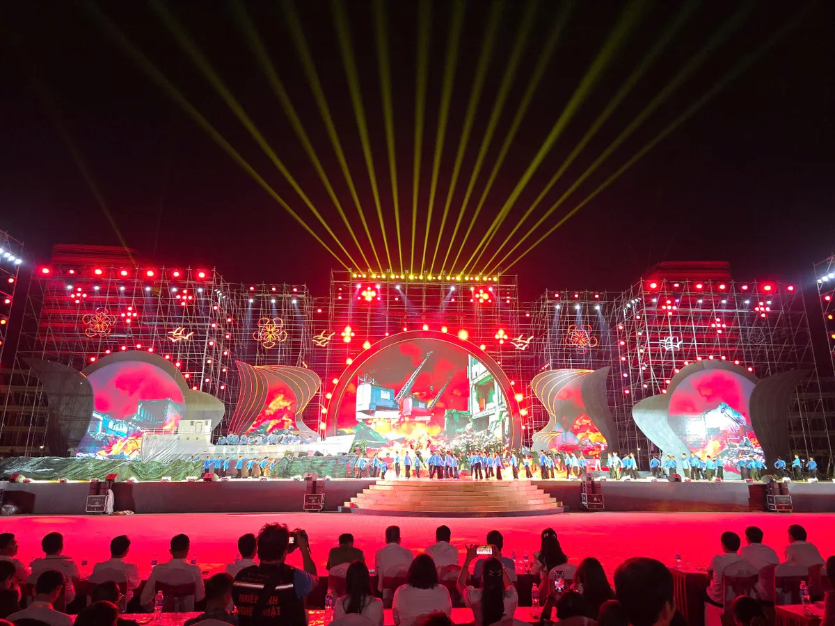 TRỰC TIẾP Hải Phòng - 70 năm niềm tin khát vọng vươn mình và khai mạc Lễ hội Hoa Phượng Đỏ - Hải Phòng 2025 - Ảnh 2. TRỰC TIẾP Hải Phòng - 70 năm niềm tin khát vọng vươn mình và khai mạc Lễ hội Hoa Phượng Đỏ - Hải Phòng 2025 - Ảnh 2.