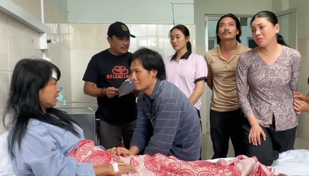Hậu trường “Mẹ biển”: Cảnh bà Hậu nhận ra con khiến ai cũng khóc - Ảnh 1. Hậu trường “Mẹ biển”: Cảnh bà Hậu nhận ra con khiến ai cũng khóc - Ảnh 1.