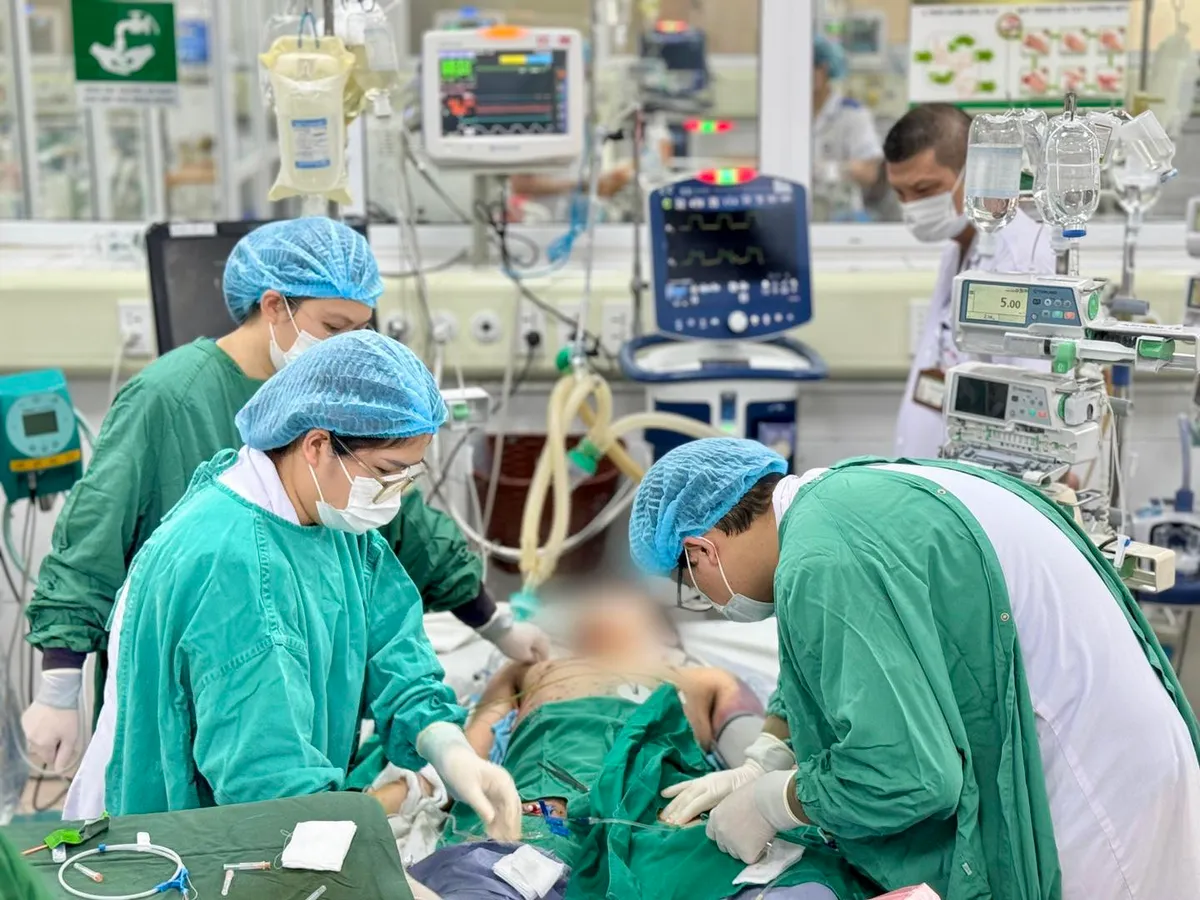 Biến chứng thủy đậu nguy kịch: Một ca xin về, một ca vẫn thở máy - Ảnh 1. Biến chứng thủy đậu nguy kịch: Một ca xin về, một ca vẫn thở máy - Ảnh 1.