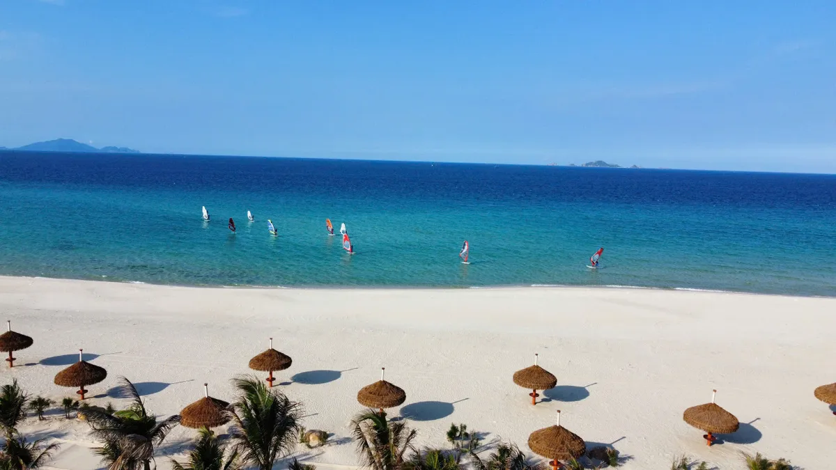 Hợp lực “biển - rừng” để du lịch phát triển. - Ảnh 1. Hợp lực “biển - rừng” để du lịch phát triển. - Ảnh 1.