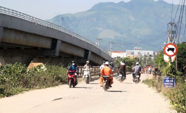 Những cây cầu trăm tỉ 'treo' dai dẳng Những cây cầu trăm tỉ 'treo' dai dẳng