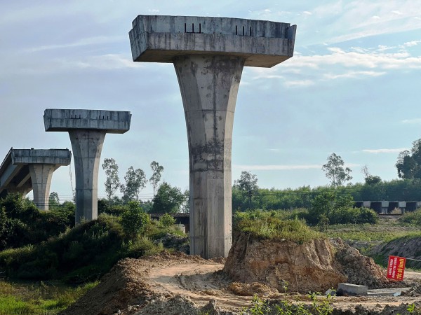 Những cây cầu trăm tỉ 'treo' dai dẳng Những cây cầu trăm tỉ 'treo' dai dẳng