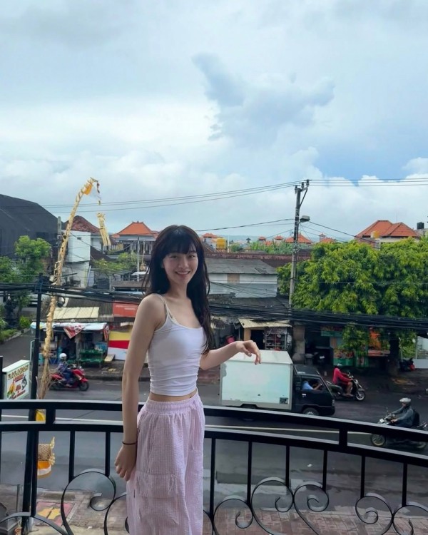 Học sao Hàn phối đồ cùng các trang phục "hai dây"