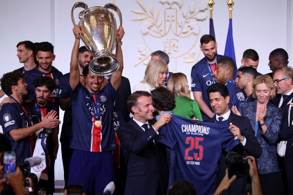 Ăn mừng vô địch Champions League thành bạo động, CĐV PSG chửi mắng Mbappe, Messi và Neymar