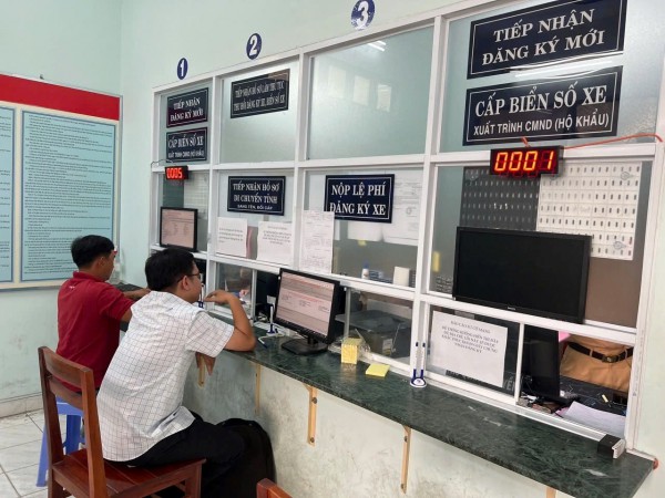 Đại lý 'hối' khách mua ô tô sớm vì lo phí đăng ký biển số tăng Đại lý 'hối' khách mua ô tô sớm vì lo phí đăng ký biển số tăng