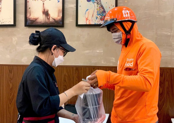 Khách đặt 75 ly chè, shipper kêu khó: Dân mạng tranh cãi nên chia đơn hay không
