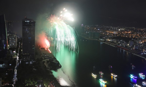 Lễ hội pháo hoa Đà Nẵng: Đại diện Việt Nam lần đầu trình làng ấn tượng Lễ hội pháo hoa Đà Nẵng: Đại diện Việt Nam lần đầu trình làng ấn tượng