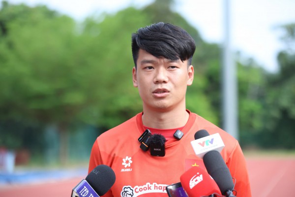 Đội tuyển Việt Nam chuyển sân 'sang, xịn, mịn', không phải vừa tập vừa... ngắm ô tô Đội tuyển Việt Nam chuyển sân 'sang, xịn, mịn', không phải vừa tập vừa... ngắm ô tô