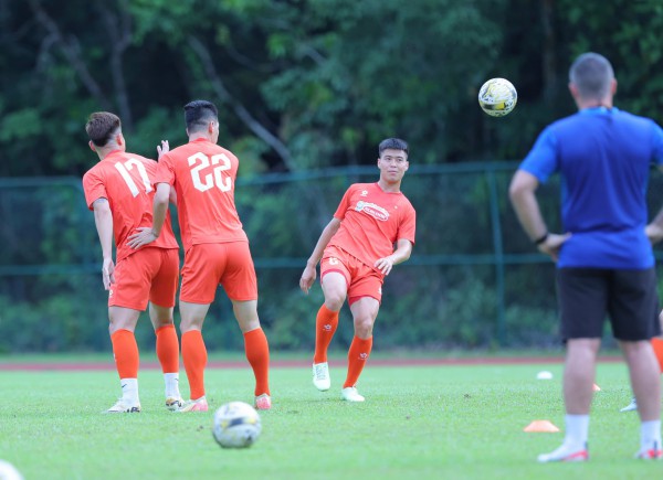 Đội tuyển Việt Nam chuyển sân 'sang, xịn, mịn', không phải vừa tập vừa... ngắm ô tô Đội tuyển Việt Nam chuyển sân 'sang, xịn, mịn', không phải vừa tập vừa... ngắm ô tô