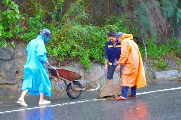 Bão số 1: Bán đảo Sơn Trà xuất hiện nhiều điểm sạt lở nguy hiểm Bão số 1: Bán đảo Sơn Trà xuất hiện nhiều điểm sạt lở nguy hiểm