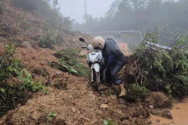 6 người chết, mất tích trong mưa lũ ở miền Trung 6 người chết, mất tích trong mưa lũ ở miền Trung