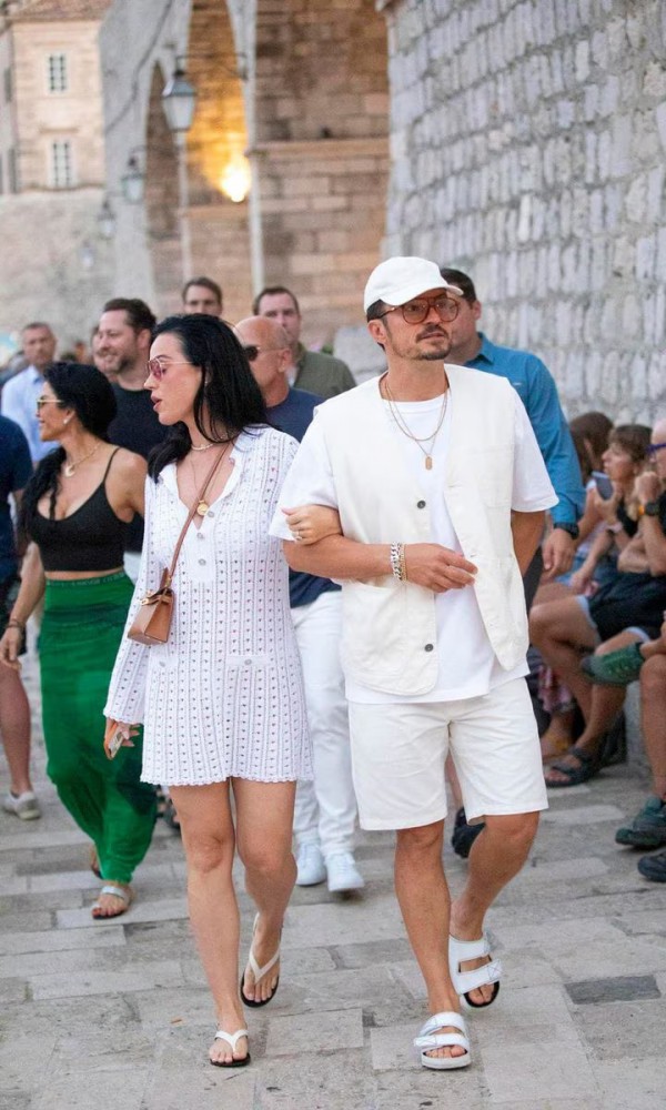 Trang phục đồng điệu của Katy Perry và Orlando Bloom ngày còn Trang phục đồng điệu của Katy Perry và Orlando Bloom ngày còn