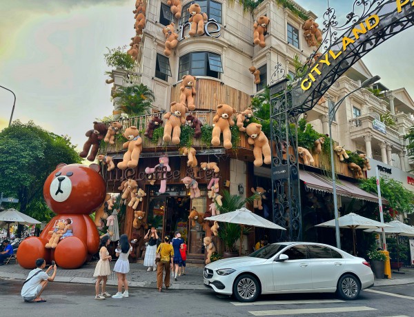 Chi nửa tỉ trang trí gấu bông, quán cà phê TP.HCM thành điểm check-in 'hot' hè 2025 Chi nửa tỉ trang trí gấu bông, quán cà phê TP.HCM thành điểm check-in 'hot' hè 2025