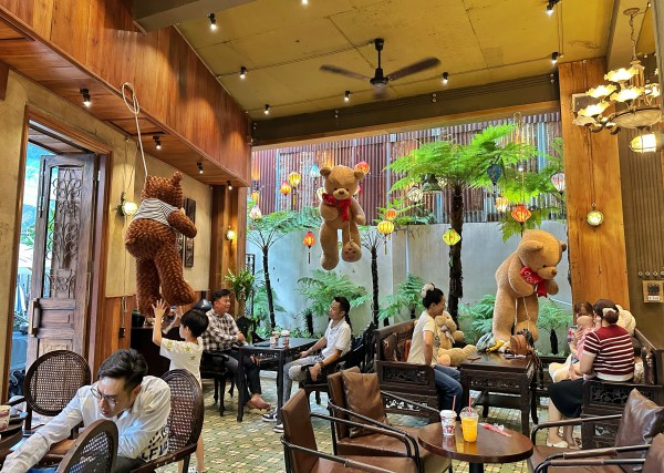 Chi nửa tỉ trang trí gấu bông, quán cà phê TP.HCM thành điểm check-in 'hot' hè 2025 Chi nửa tỉ trang trí gấu bông, quán cà phê TP.HCM thành điểm check-in 'hot' hè 2025