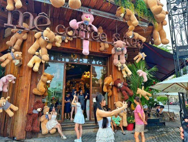 Chi nửa tỉ trang trí gấu bông, quán cà phê TP.HCM thành điểm check-in 'hot' hè 2025 Chi nửa tỉ trang trí gấu bông, quán cà phê TP.HCM thành điểm check-in 'hot' hè 2025
