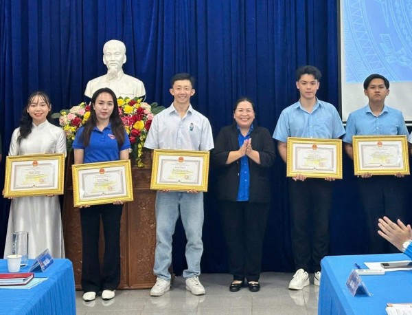 Tiền vệ Châu Ngọc Quang được vinh danh là công dân trẻ tiêu biểu tỉnh Gia Lai Tiền vệ Châu Ngọc Quang được vinh danh là công dân trẻ tiêu biểu tỉnh Gia Lai
