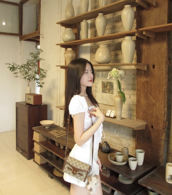 Tăng Mỹ Hàn thích hàng hiệu, chuộng váy áo gợi cảm Tăng Mỹ Hàn thích hàng hiệu, chuộng váy áo gợi cảm