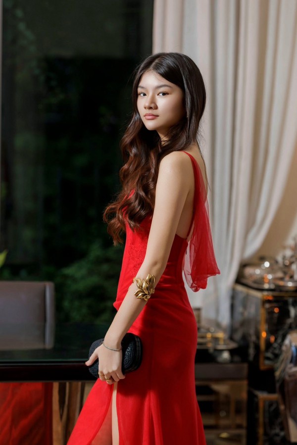 Con gái 17 tuổi của Trương Ngọc Ánh sở hữu đôi chân dài "cực phẩm" Con gái 17 tuổi của Trương Ngọc Ánh sở hữu đôi chân dài "cực phẩm"