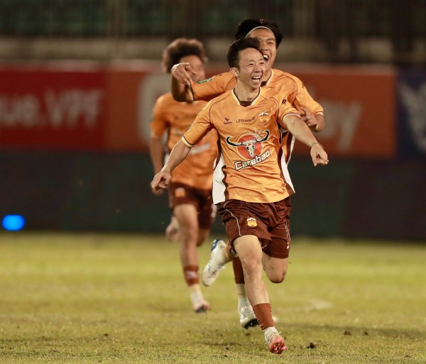 HAGL nắm trong tay vận mệnh của suất xuống hạng, V-League nghẹt thở đến giây cuối cùng! HAGL nắm trong tay vận mệnh của suất xuống hạng, V-League nghẹt thở đến giây cuối cùng!