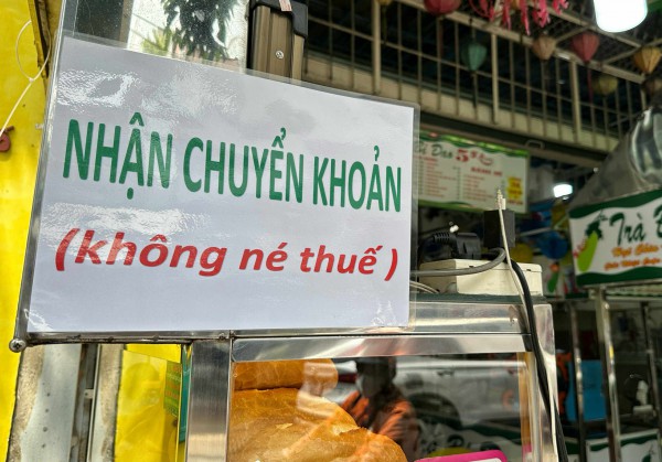'Nhận chuyển khoản, không né thuế': Quán nước ở TP.HCM gây sốt khi nhiều nơi chỉ nhận tiền mặt 'Nhận chuyển khoản, không né thuế': Quán nước ở TP.HCM gây sốt khi nhiều nơi chỉ nhận tiền mặt