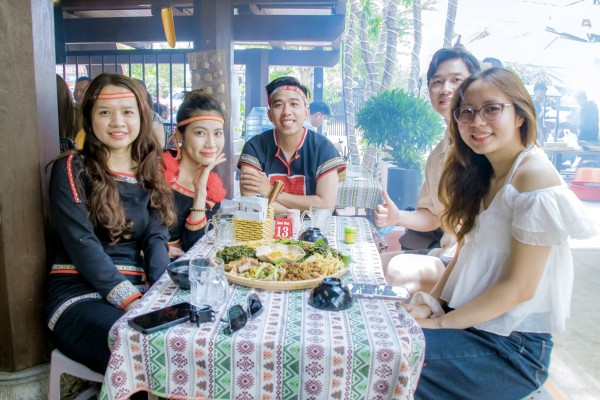 Ako Dhong buôn làng trong phố Ako Dhong buôn làng trong phố
